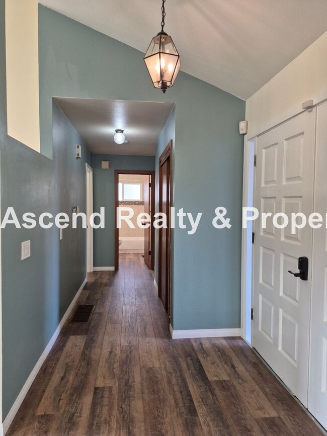 Building Photo - Need Space? This is the Place! Available NOW~Beautifully Updated 4Bed/3Bath Backs to Park Pets OK