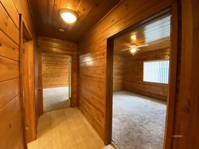 Building Photo - LARGE 2 BEDROOM WALK TO TOWN