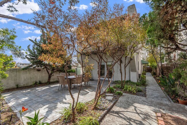 Building Photo - 516 Rosecrans Ave