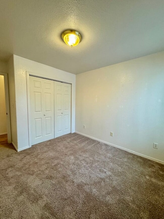 Building Photo - 3 Bedroom 2 Bath Centrally Located Condo