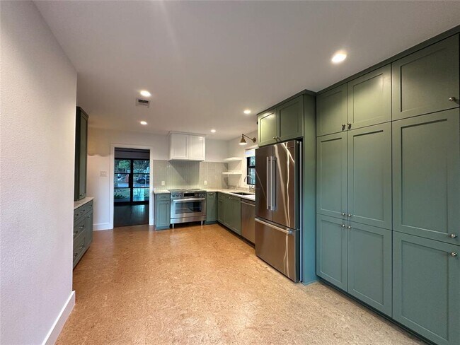 Building Photo - 4711 Fairview Dr