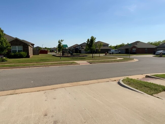 Building Photo - Available Now! - 3 bedrooms 2.5 bath