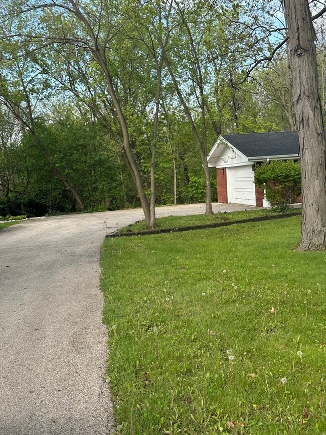 Building Photo - 2030 Crestwood Ln