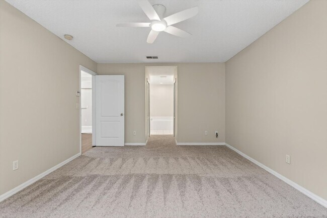 Building Photo - Middleburg Home with Office Space