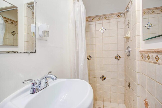 Building Photo - 2372 Overland Ave