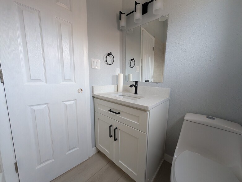 common bathroom - 1020 Headingly Ave NW