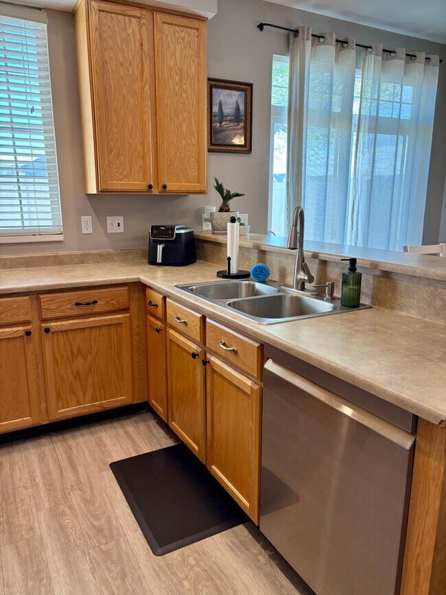 Building Photo - GORGEOUS Townhome!!!
