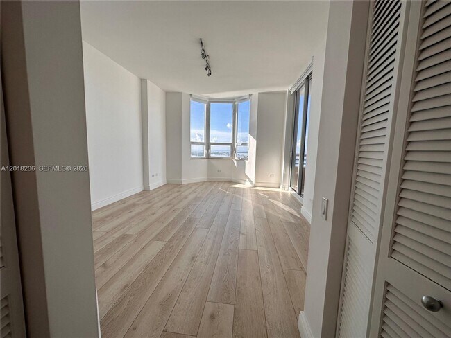 Building Photo - 808 Brickell Key Dr