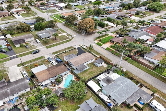 Building Photo - 4BR Corner Home (4th from FL Room) | No HOA | Large Fenced Yard | Move-In Ready