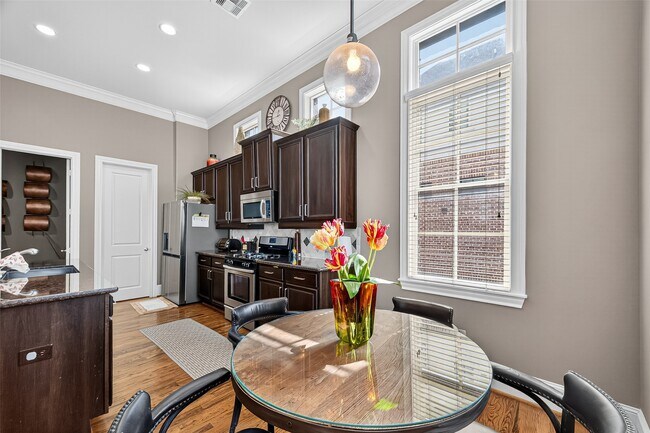 Primary Photo - 9413 Fannin St