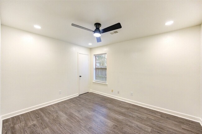 Building Photo - 16830 Scenic Gardens Dr