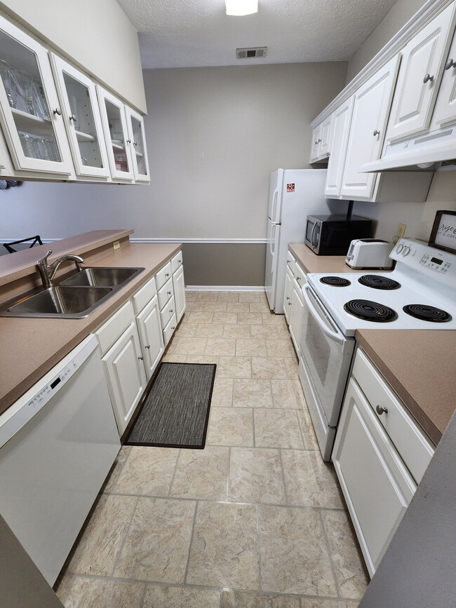 Building Photo - FULLY FURNISHED 2BR CONDO WITH MONTHLY LEASE TERMS