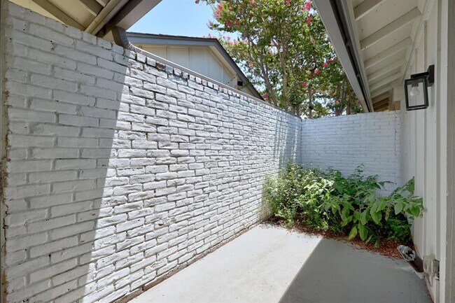 Building Photo - 9445 Singing Quail Dr