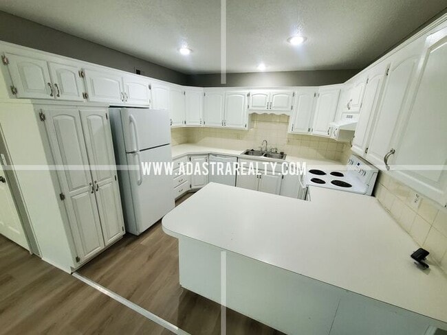 Building Photo - Spacious Duplex in the Heart of Olathe-Ava...