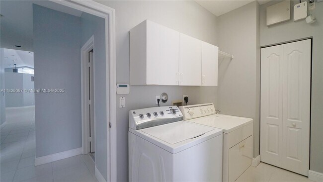 Building Photo - 9025 Long Lake Palm Dr
