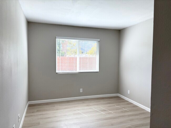 Building Photo - 3571 Lake Crest Dr