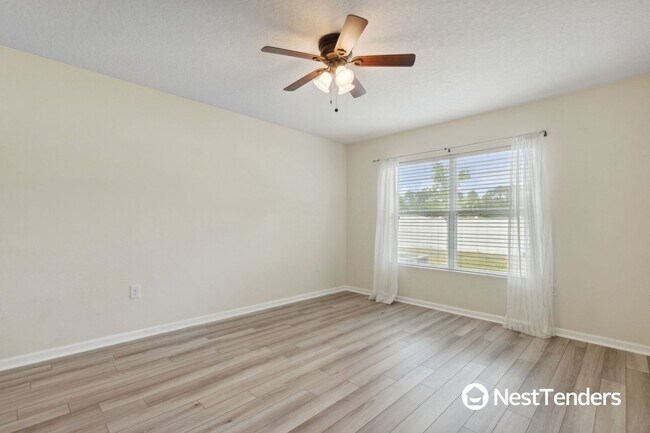 Building Photo - Four Bedroom Just Off Amelia Concourse!