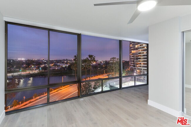 Building Photo - 4265 Marina City Dr