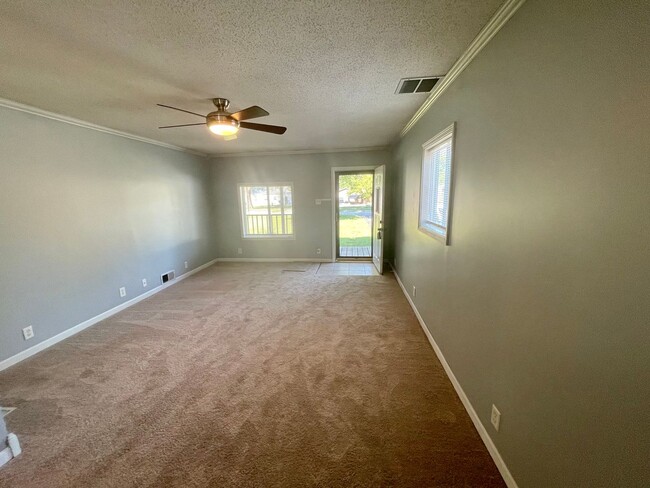 Building Photo - Charming 3-Bedroom, 1.5-Bath Home with Pri...