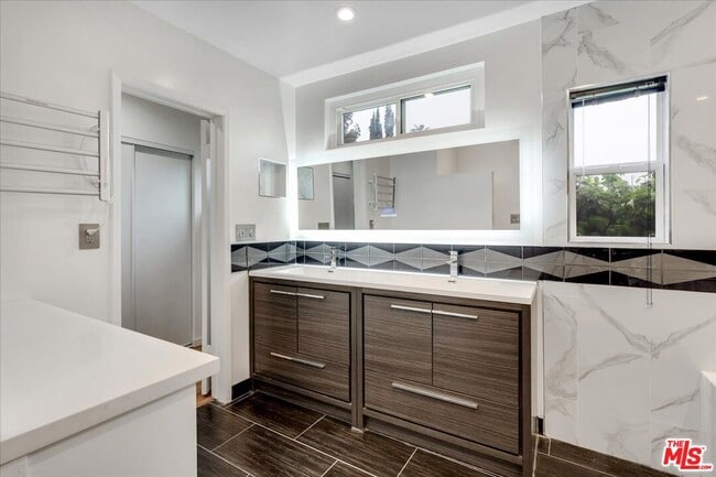Building Photo - 5817 Lockhurst Dr