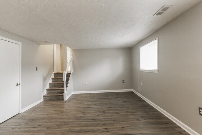 Building Photo - Stunning 3 Bedroom Home