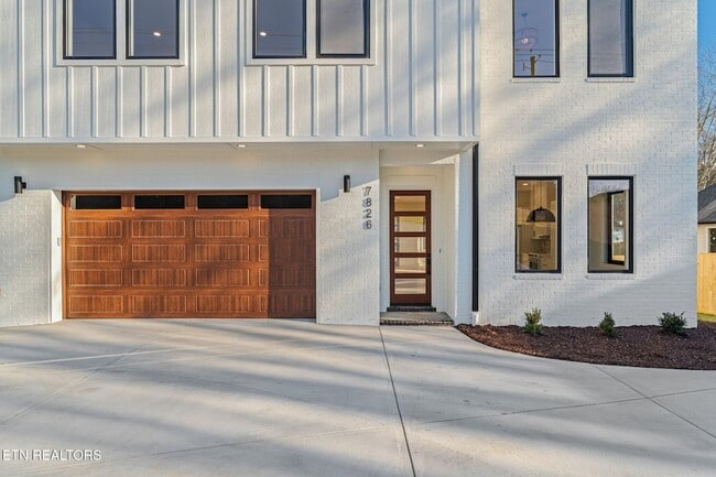 Building Photo - 7826 S Northshore Dr