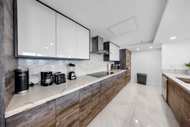 Building Photo - 1717 N Bayshore Dr