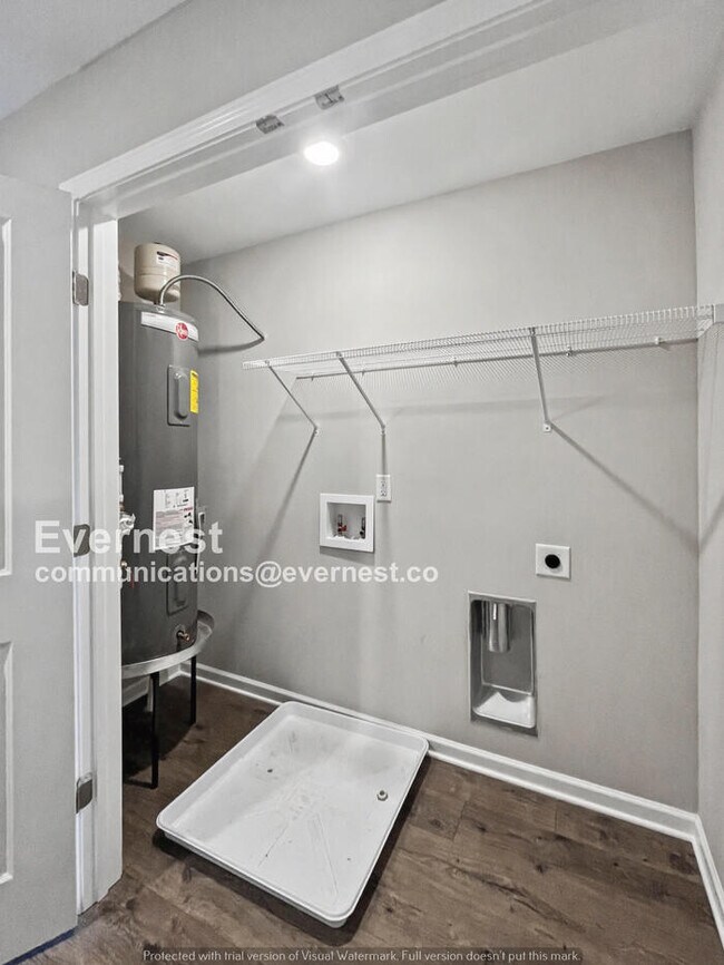 Building Photo - Limited Time Special Offer / 2 Bed/2.5 Bath Townhome with Off-Street Parking / Pet-Friendly / Ava...