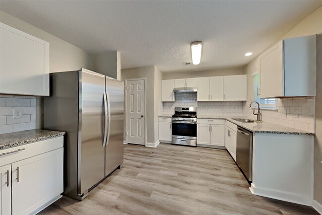 Building Photo - 18811 Sandia Pines Dr