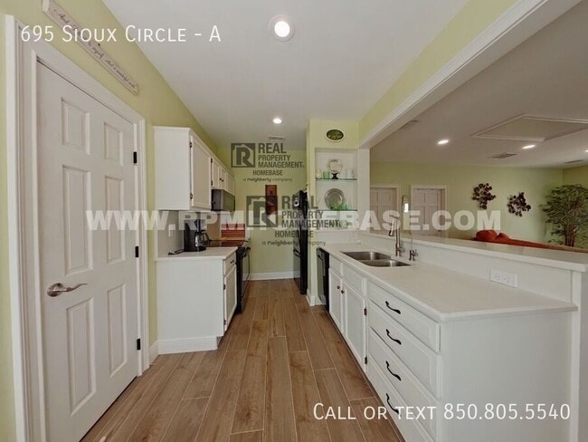 Building Photo - 695 Sioux Cir