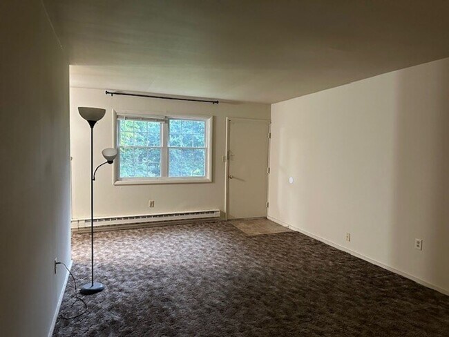 Building Photo - 696 Walborn Rd