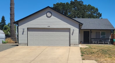 Building Photo - Well Maintained Three Bedroom