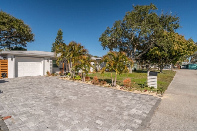 Building Photo - 415 N Shore Dr