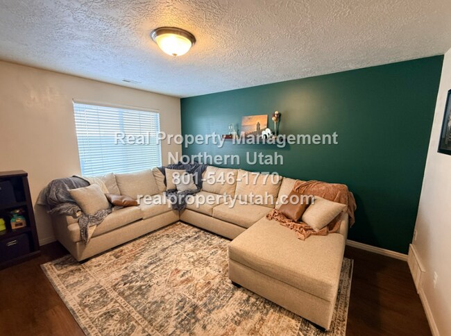 Building Photo - Cute 2 Bedroom Townhome in South Ogden Available