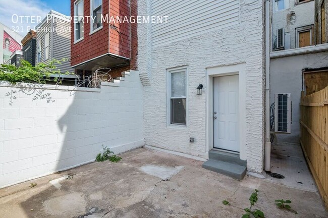 Building Photo - Lovely 3BR/1BA Apt with Backyard & Washer/...