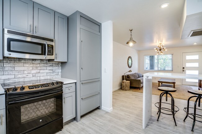 Building Photo - 1 and 2 Bedrooms Great Location with Community Pool and Onsite Laundry! 1/2 of Mile from U of A