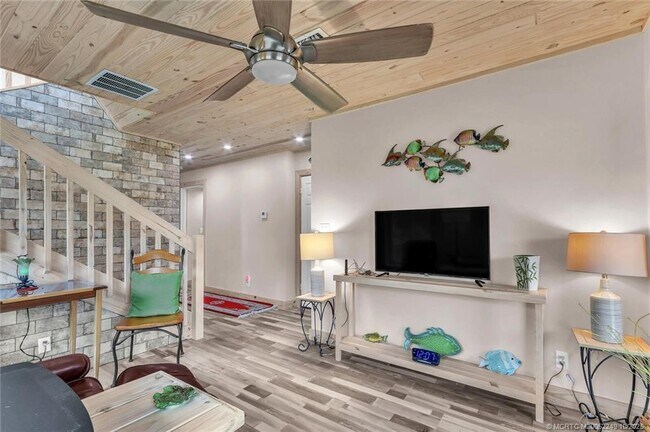 Building Photo - 64 NE Acacia Trail