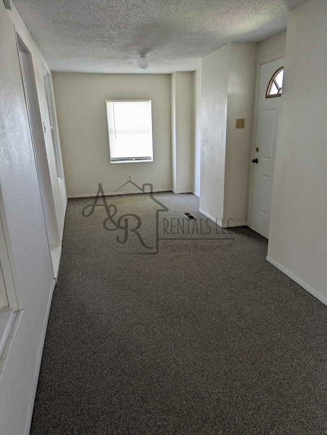 Building Photo - 711 N Elm St