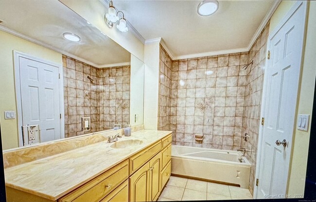 Building Photo - 136 Tunxis Village