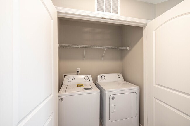 Building Photo - BEAUTIFUL 3BD/2.5BTH Townhome - MALLARD CREEK