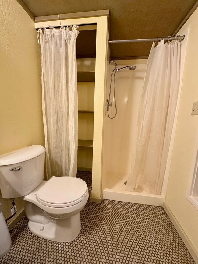 Building Photo - Come live in this quiet corner of Harstine Island!