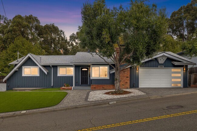 Building Photo - Updated Woodland Estates Home