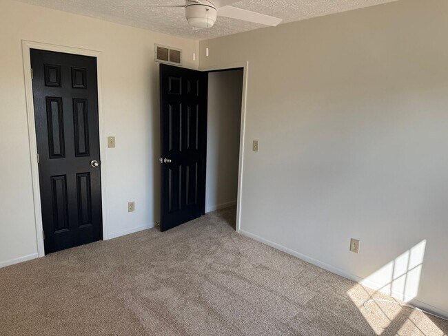 Building Photo - 4 Bedroom, 2.5 Bathroom Single Family Home...