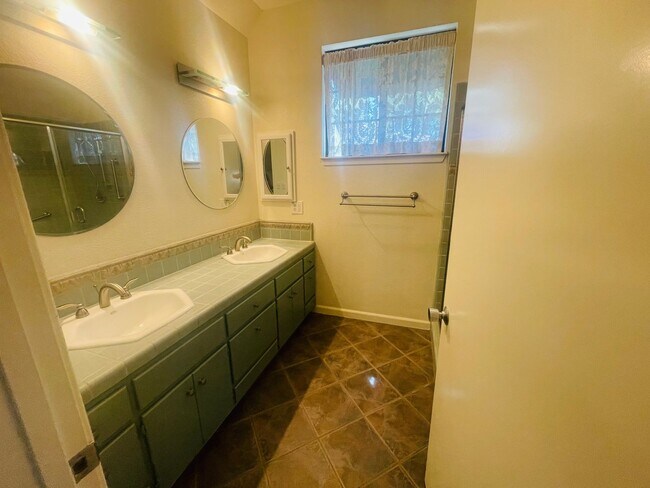Building Photo - Gorgeous 3bed/2bath home in East Sac