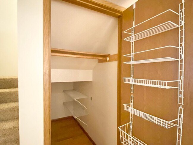Building Photo - Quaint 2BR 1.5BA Condo in the Vineyards