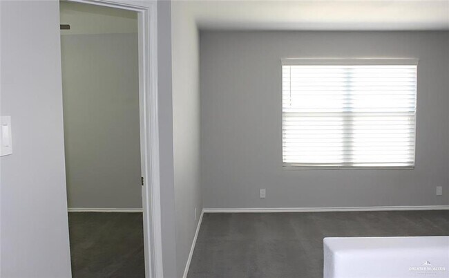 Building Photo - 2536 S Links Dr
