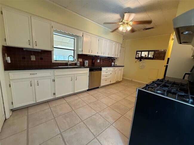 Building Photo - 231 E Live Oak St
