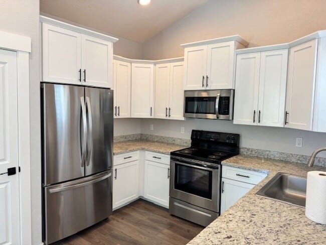 Building Photo - SINGLE LEVEL 3 BEDROOM/ UPGRADES W/ EASY M...
