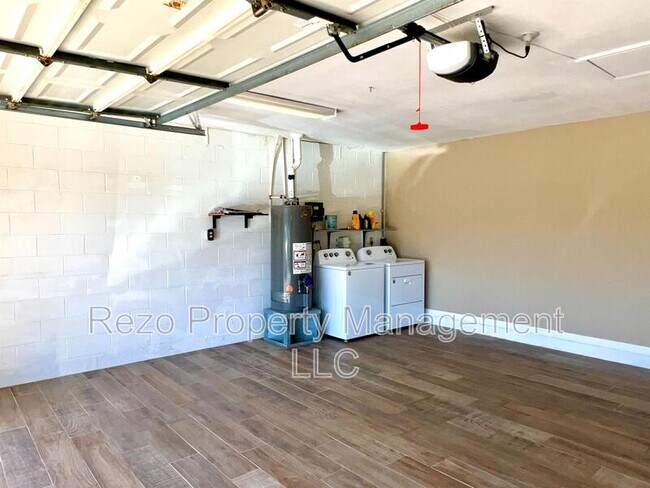 Building Photo - 5005 Lindsay Ct