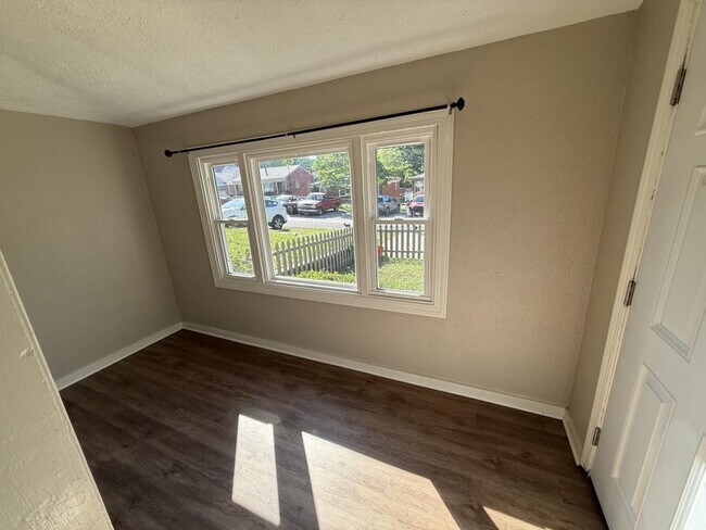 Building Photo - 2901 Lindsay Ave